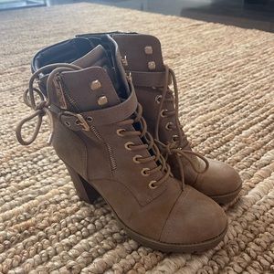 ⭐️ Guess Garrin heeled combat boots